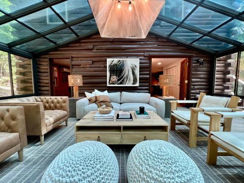 - un salon avec un canapé et une table dans l'établissement Glass Cabin, à Eureka Springs