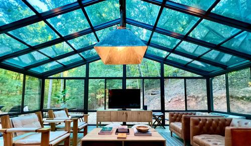 a living room with a large glass ceiling at Glass Cabin in Eureka Springs