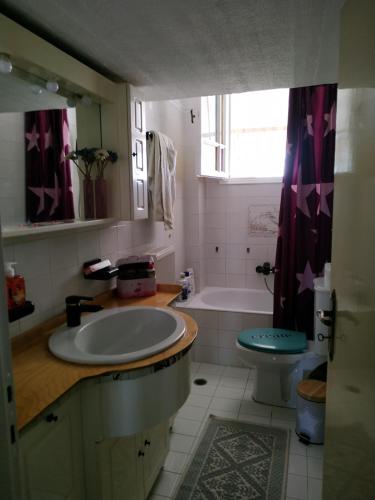 uma casa de banho com um lavatório, uma banheira e um WC. em SandyKosta em Kiáton