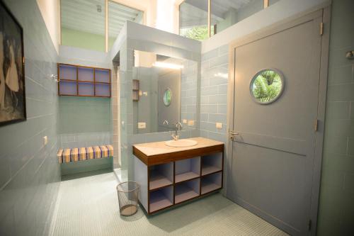 baño con lavabo, espejo y puerta en ISLA SIMCA, 