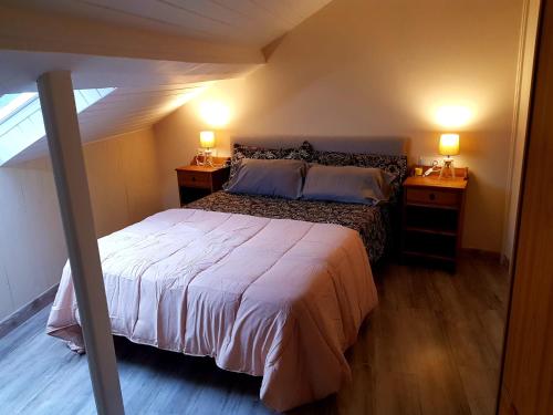 1 dormitorio con 1 cama y 2 mesitas de noche con lámparas en PUIGPEDROS15, en Puigcerdà