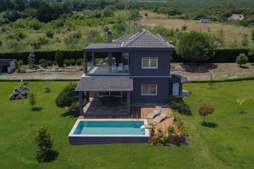 una vista aérea de una casa con piscina en Zeusplace Pool Villa Olympus Riviera en Litóchoron