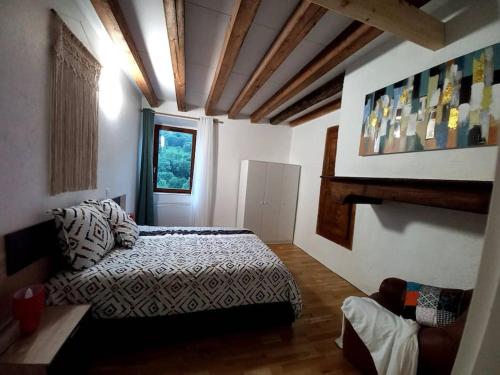 une chambre avec un lit et un canapé dans l'établissement vue imprenable sur montagne, à Saint-Aventin