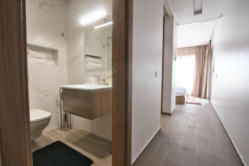 La salle de bains est pourvue d'un lavabo, de toilettes et d'un miroir. dans l'établissement New Sea Front Apartment 135mq with Unlimited Wi-Fi, à Agadir