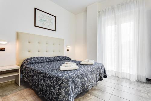 um quarto com uma cama com duas toalhas em Hotel Sirena em Bellaria-Igea Marina