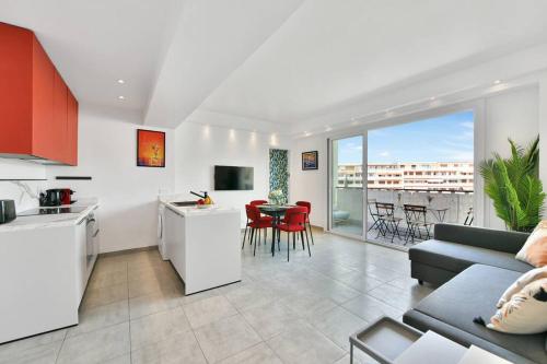 eine Küche und ein Wohnzimmer mit einem Sofa und einem Tisch in der Unterkunft CROISETTE BEACH - Modern 2 Bdrs Best Location! in Cannes