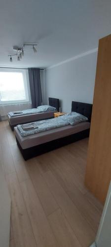 2 camas num quarto com piso em madeira em Lesch em Barsinghausen