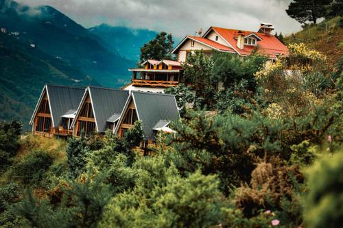 una casa al lado de una colina con árboles en اكواخ خشبية للايجار اليومي, en Trabzon