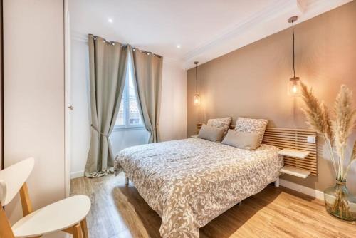 - une chambre avec un lit et une grande fenêtre dans l'établissement Appartement neuf centre ville et plage à proximité, à Saint-Raphaël