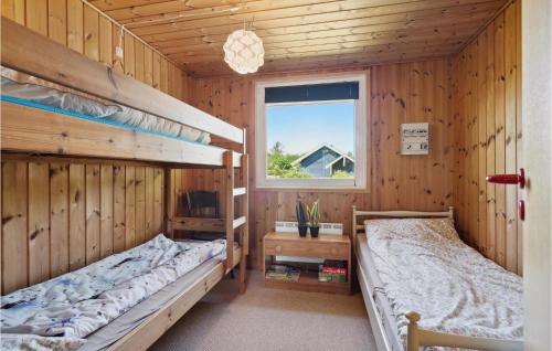 מיטה או מיטות קומותיים בחדר ב-Lovely Home In Vemb With Wifi