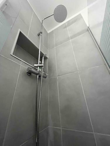 une douche avec pommeau de douche dans une salle de bain dans l'établissement K3- Maison 2min RER 15min PARIS-EXPO 4 chambres/10 lits, à Bagneux