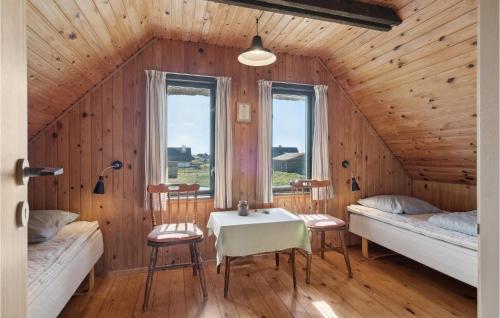 um quarto com duas camas e uma mesa e cadeiras em Awesome Home In Harbore With Wifi em Harboør