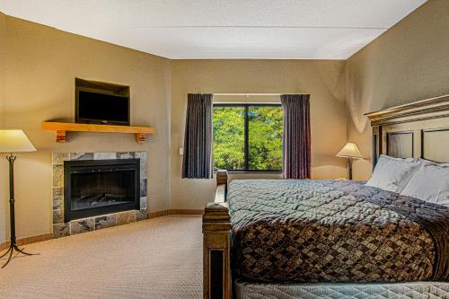- une chambre avec un lit, une cheminée et une télévision dans l'établissement Chula Vista Condo #2433, à Wisconsin Dells