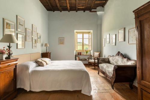 1 dormitorio con 1 cama y 1 sofá en Borgo di Pianciano, en Spoleto