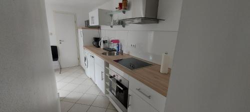 uma cozinha com um lavatório e uma bancada em Lesch em Barsinghausen