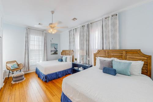 - une chambre avec deux lits et une chaise dans l'établissement Coastal Breeze, à Galveston