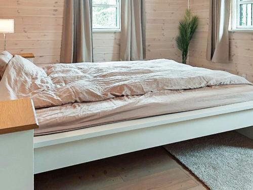 Karrebæksminde的住宿－Holiday home Karrebæksminde IX，卧室内的一张带白色棉被的床