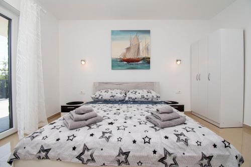 um quarto com uma cama grande e almofadas pretas e brancas em Villa La Perla Pula,Kroatien em Pula