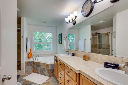 Ένα μπάνιο στο Pet-Friendly Meridian Vacation Rental with Fire Pit!