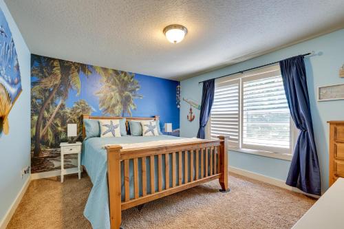梅里迪安的住宿－Pet-Friendly Meridian Vacation Rental with Fire Pit!，一间拥有蓝色墙壁的卧室、一张床和窗户