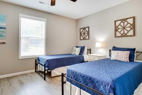 a bedroom with two beds and a window at Benton Townhome Rental Near Kentucky Lake! in Aurora