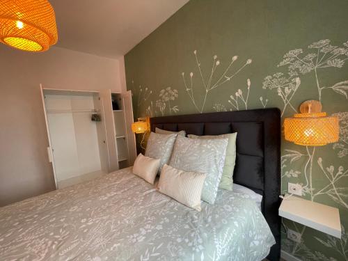 ein Schlafzimmer mit einem Bett mit einer grünen Wand in der Unterkunft Banting Room in Dury