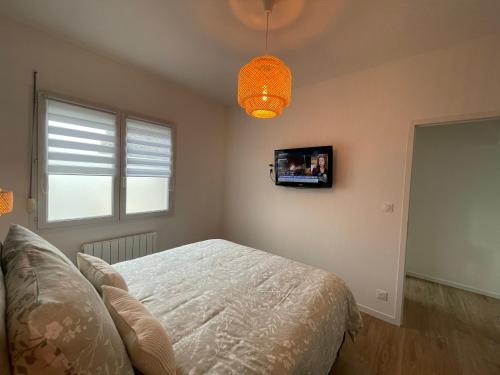 a bedroom with a bed and a tv on the wall at Banting Room in Dury