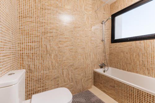 Ένα μπάνιο στο Sunset White Villa - Ocean view, Jakuzzi, Heated Pool, Air-conditioning, Grill