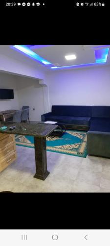 - un salon avec une table et un canapé dans l'établissement Residence djerba 3, à Houmt Souk
