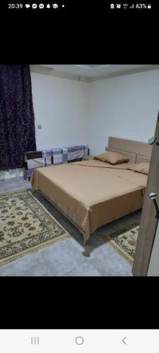 - une chambre avec un grand lit dans l'établissement Residence djerba 3, à Houmt Souk