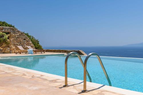 - une piscine avec vue sur l'océan dans l'établissement Villa Sea Angels, à Kalafatis