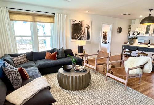 una sala de estar con un sofá y una mesa en The Burbank House, en Fredericksburg