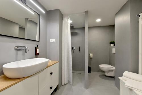 Apartmán s balkónom في ترينسين: حمام مع حوض أبيض ومرحاض
