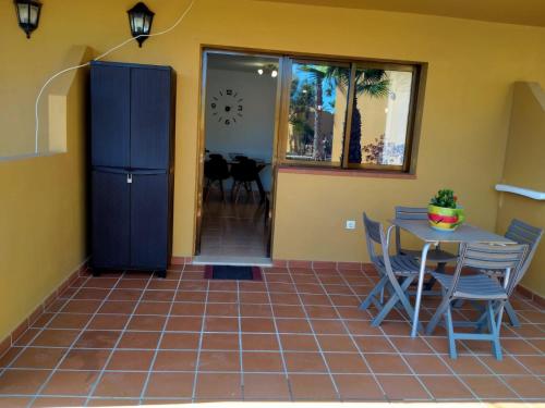 uma cozinha e sala de jantar com mesa e cadeiras em Apto Puipana em Corralejo