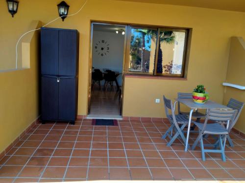 a kitchen and dining room with a table and chairs at Apto Puipana in Corralejo