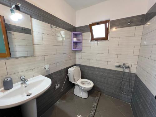 Oni Apartments في كساميل: حمام مع مرحاض ومغسلة