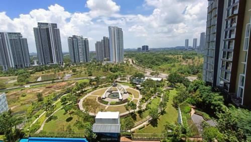 ein Park mitten in einer Stadt mit hohen Gebäuden in der Unterkunft B Home in Nusajaya