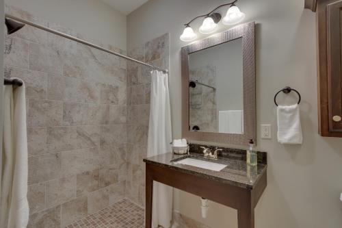 un baño con lavabo y espejo en Loretto Vacation Rental 7 Mi to State Park!, en Loretto