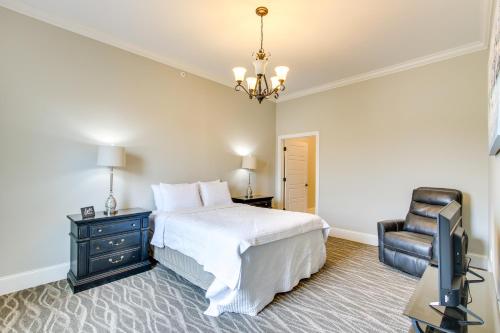 Tempat tidur dalam kamar di Keestone Resort Apartment about 7 Mi to State Park
