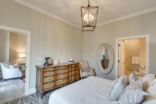 1 dormitorio con cama, tocador y espejo en Resort Apartment in Loretto with Private Patio!, 