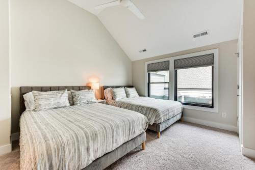 Dos camas en una habitación con ventana. en Modern and Stylish Condo 5 Mi to Downtown Charlotte, en Charlotte