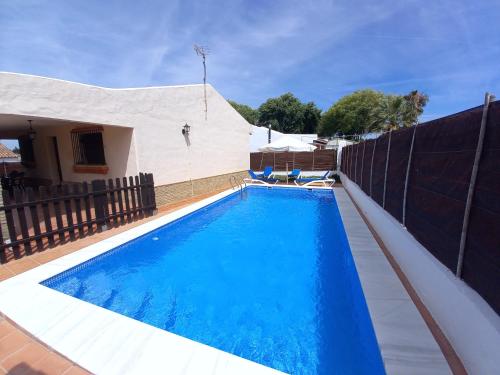 una piscina frente a una casa en Casa independiente con piscina - Villa Pintor, en Conil de la Frontera