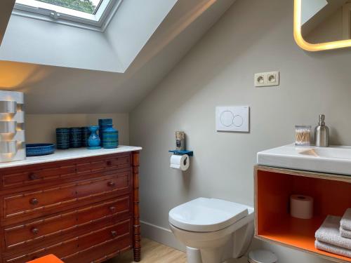 a bathroom with a toilet and a sink at L'Art de la fugue in Daverdisse