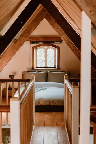 ストラングフォードにあるThe Boathouse at Old Courtのベッドルーム(ベッド付)1室(屋根裏部屋)