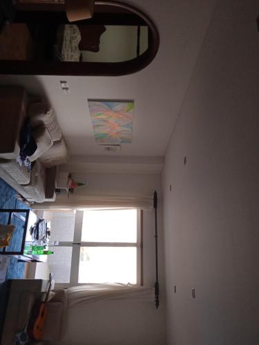 Zimmer mit einem Fenster und einer Decke mit einem Fenster in der Unterkunft Vagueira Beach Terrace in Praia da Vagueira