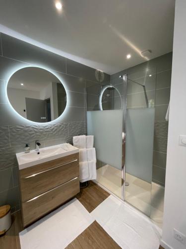 a bathroom with a sink and a shower with a mirror at Banting Room in Dury
