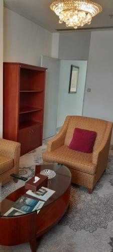 sala de estar con sofá y mesa de centro en Al Khozama Executive Apartments, en Riad