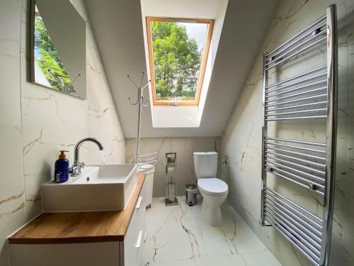 a bathroom with a sink and a toilet at Urlopowa Chata in Targanice