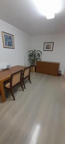 a living room with a bench and a plant at Al Khozama Executive Apartments in Riyadh