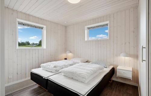 En eller flere senge i et værelse på 3 Bedroom Nice Home In Skjern